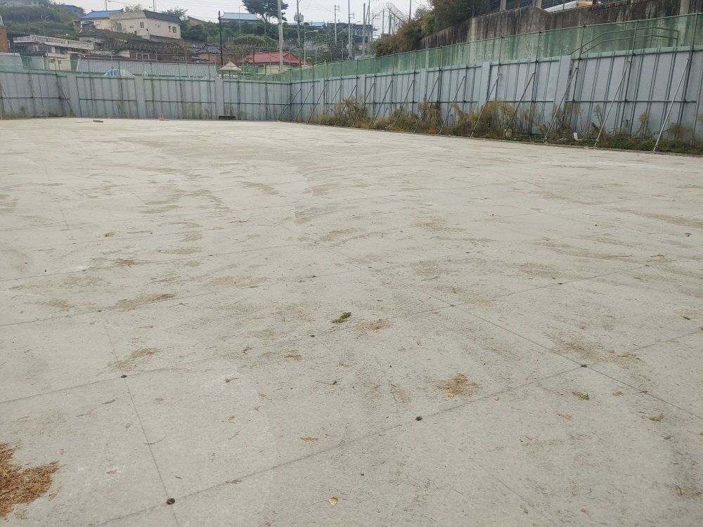 현장에서 공사 작업이 진행 중인 모습입니다. (중요성, 균일하게) · 자연광이 어우러져 콘크리트의 고급스러운 질감이 드러납니다.